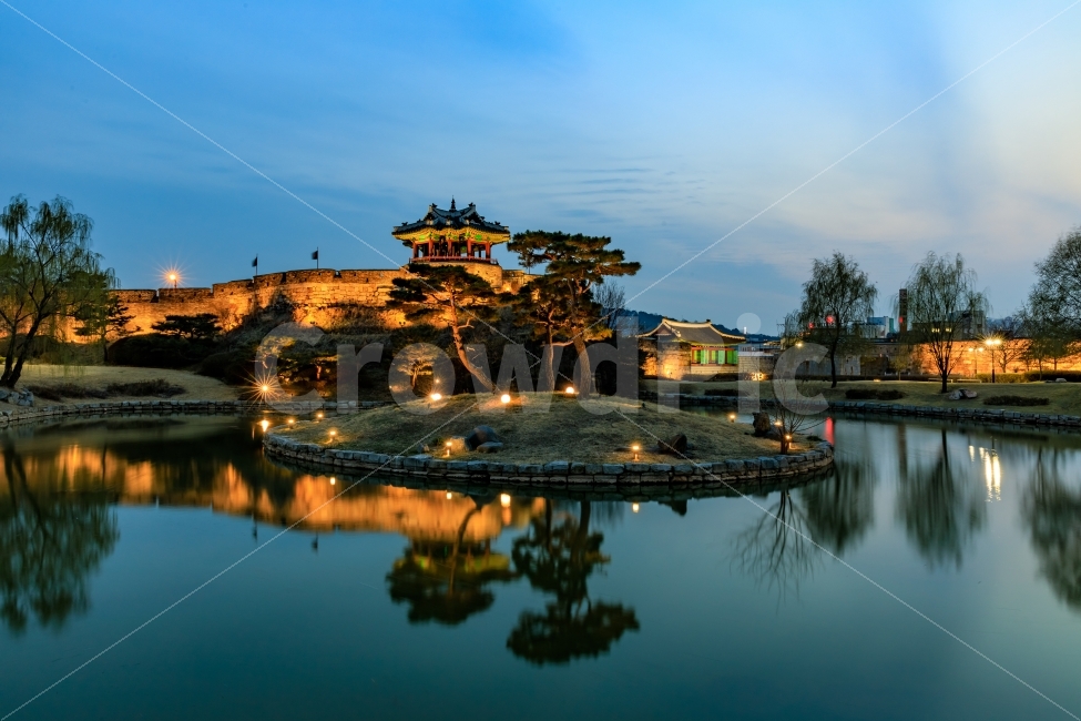 자연,풍경,하늘,구름,일몰,야경,수원,수원화성,방화수류정,야경,밤,풍경,nightscape,night,landscape,랜드마크,landmark,tourist attraction,한국전통,한국문화,korean traditional,korean culture,water,물,nature,outdoors,옥외