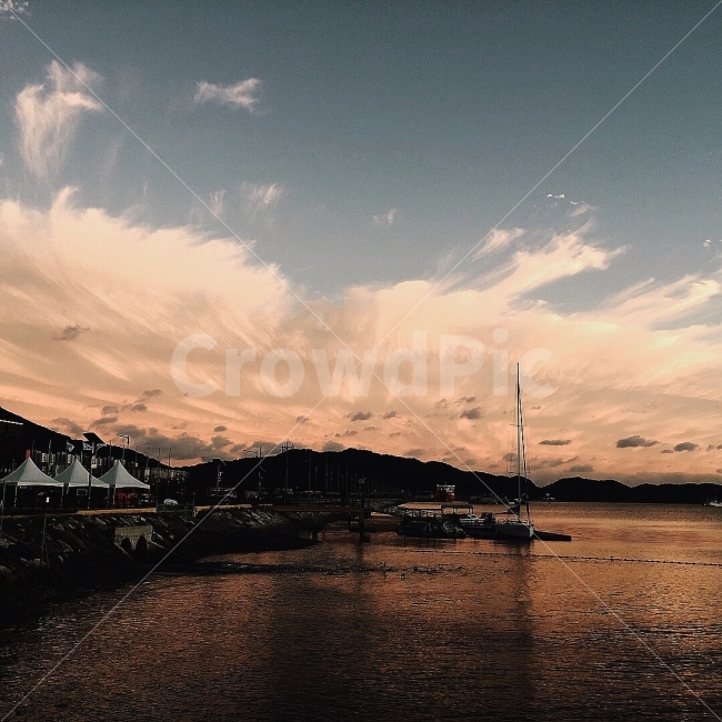 노을,해변,구름,바다,노을빛,해안도로,일몰,가을밤,자연,풍경,nature,landscape,watercraft,선박,transportation,교통,vehicle,차량