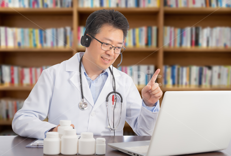 japan,remote,laptop,Asian,professional,chinese,5g,computer,Telemedicine,copy space,bust,man,hospital,attending physician,stethoscope,laugh,1 person,Epidemic,Home treatment,disease,consulting,Medical treatment,diagnosis,health,medicine,Telephone consultati