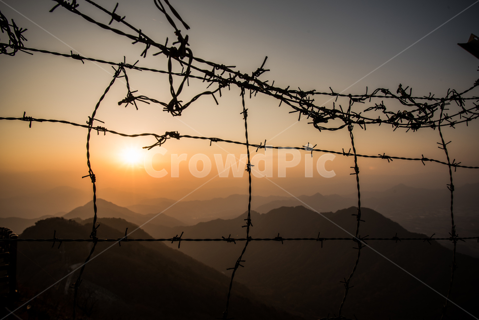 wire,철사,barbedwire,가시철사,일몰,산,mountain,하늘,sunset,sundown,옥외