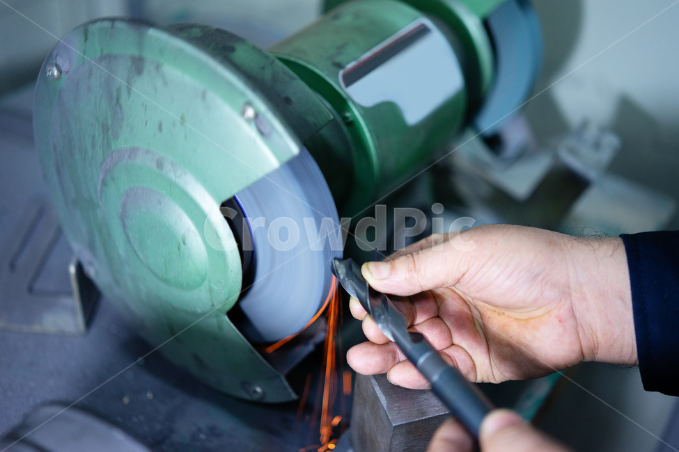 grinder,grinding,toolgrinder,tool,tablegrinder,tooling,factory,manufacturing,engineer,technician,operator,공장,제조,제조업,작업자,엔지니어,기술자,탁상그라인더,그라인더,연마기,공구그라인더,공구연마기,산업,industry,industrial