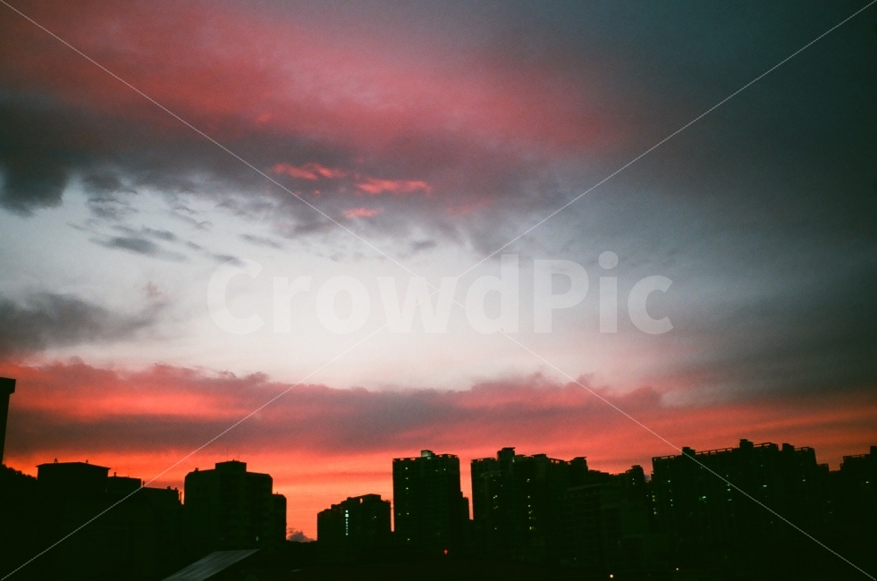 노을,붉은노을,하늘,필름카메라,필름사진,도시,풍경,city,landscape,한국도시풍경,한국도시경관,korea cityscape,실루엣,그림자,silhouette,shadow,감성,sensible,feeling,색깔,색상,색채,색감,color sense,color sensitivity,feeling of color,nature,자연,outdoors,옥외,dusk,황혼,dawn,새벽,red sky,붉은 하늘,sky,sunset,일몰