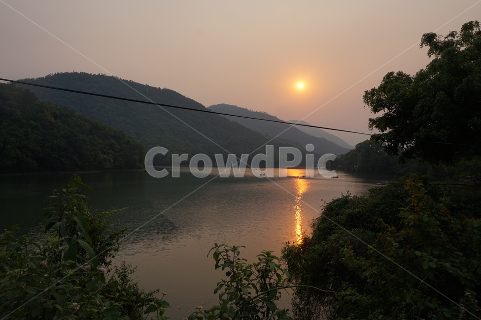 호수,석양,산,자연,풍경,자연,풍경,nature,landscape,outdoors,옥외,sunset,일몰,red sky,붉은 하늘,sky,하늘,dusk,황혼,dawn,새벽,sunlight,햇빛