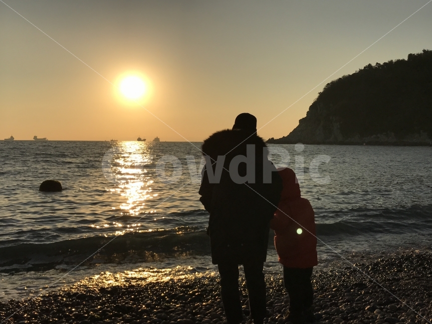 바다,석양,썬셋,부산,태종대,자갈마당,자연,풍경,nature,landscape,해변,바다,beach,sea,사람,인물,인간,human,person,가족,패밀리,family,어린이,어린아이,child,children,kid