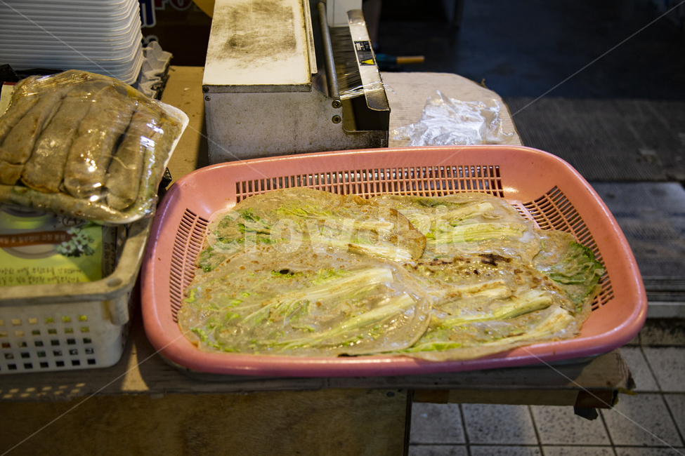 음식,전,부침,맛있는,판매,시장,한식,한국,고유,한국전통,먹거리,고소한,마켓,전통,쟁반,채반,김치전,음식,식재료,요리,food,cook,meal,dishes,food reserves