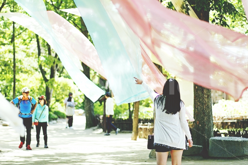 freedom,Folk Village,fall day,back,female,sky sky,fluttering cloth