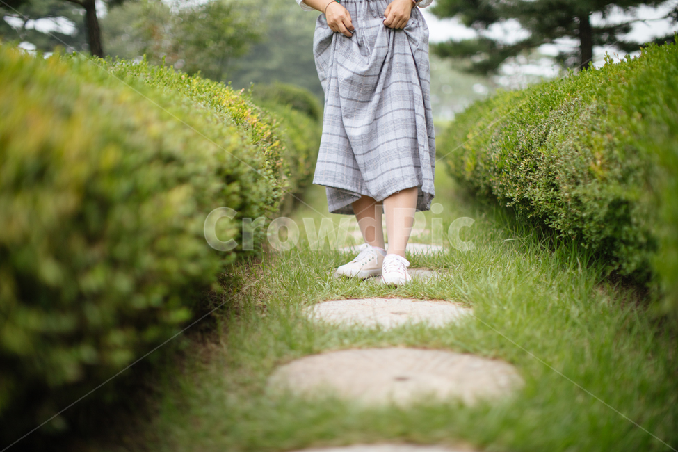 clothing,의류,apparel,의복,person,사람,human,인간,robe,옷,gown,겉옷,fashion,패션,eveningdress,이브닝드레스,잔디,grass,오솔길,path,사람,인물,인간,human,person,여성,여자,woman,female,lady