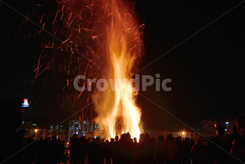 fire,불,person,사람,human,인간,flame,불꽃,bonfire,모닥불,정월대보름,캠프파이어,불놀이