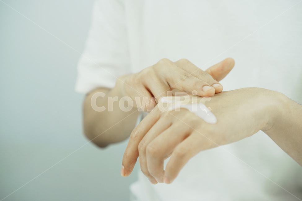 손,신체일부,뷰티,스킨케어,피부관리,화장품,핸드크림,hand,cream,beauty,skincare,cosmetic,남성,사람,인물,인간,human,person,신체일부,몸,body,뷰티,미용,beauty treatment