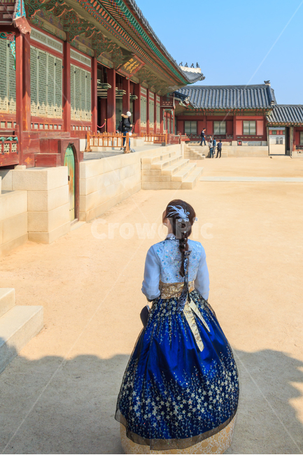 한복,여성,경복궁,궁전,고궁,궁궐,과거,현재,현대,댕기머리,아름다운,우아한,자태,여자,여인,그림자,지붕,기와,기와지붕,단청,무늬,문양,문화유산,뒷태,뒷모습,한국전통,한국문화,korean traditional,korean culture,한복,한국전통의상,hanbok,korean traditional clothes,랜드마크,landmark,tourist attraction,한국랜드마크,한국관광지,한국명소,korea landmark,korea tourist attraction,사람,인물,인간,human,person,여성,여자,woman,female,lady