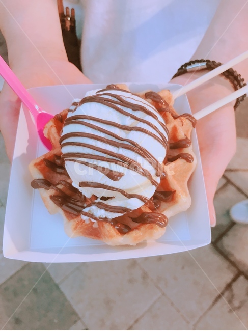 와플,생크림,초코,waffle,freshcream,cream,choco,whipped,whipping,수저,젓가락,빵,bread,dessert,디저트,후식