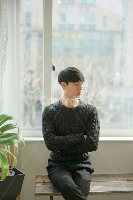 남성,남자,창가,창문,니트,스웨터,시선,실내,사람,인물,인간,human,person,남성,남자,man,male,패션스타일,의상,fashion,style