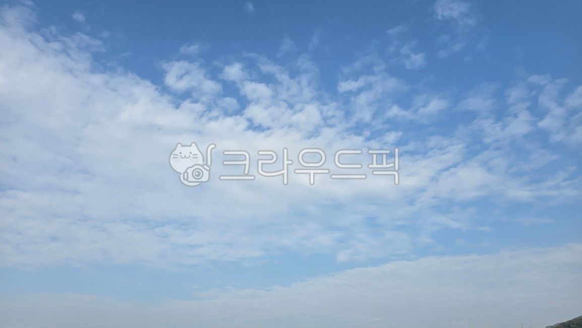 푸른하늘,흰구름,맑은날씨,자연배경,여름하늘,평온함,청명한하늘