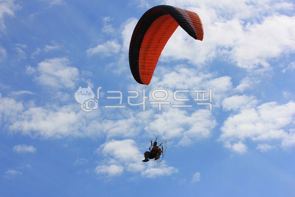 sky,flight,gliding,fly,sports,person,emergency,leisure,motor paragliding