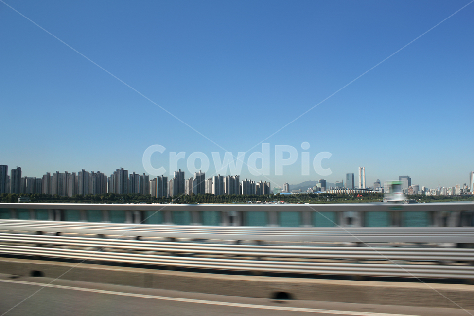한국,대한민국,서울,한강,강변,가드레일,난간,나무,숲,자연,풍경,도시,도심,아파트,건물,건설,건축,집,하우스,빌딩,고층건물,하늘,낮,식물,강가,공원,잠실,경기장,도시,풍경,city,landscape,한국도시풍경,한국도시경관,korea cityscape,road,도로,freeway,고속 도로,highway,고속도로
