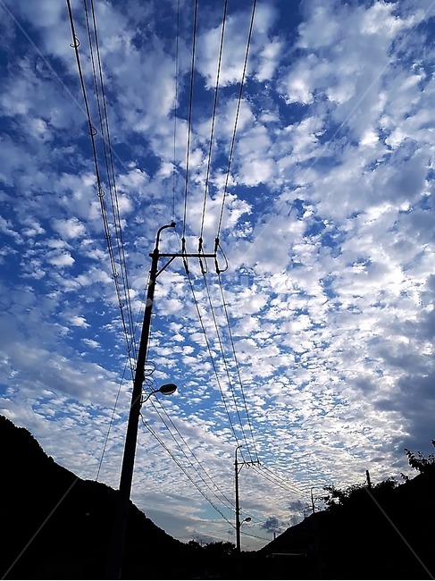하늘,자연풍경,전선,뭉게구름,파란하늘,양떼구름,전봇대,맑은날,가을,sky