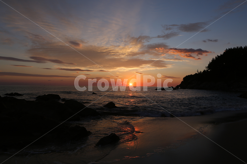 바다,하늘,일출,동해,sea,sky,sunrise,eastsea,자연,풍경,nature,landscape,실루엣,그림자,silhouette,shadow,outdoors,옥외,sunset,일몰,red sky,붉은 하늘,dusk,황혼,dawn,새벽,sunlight,햇빛