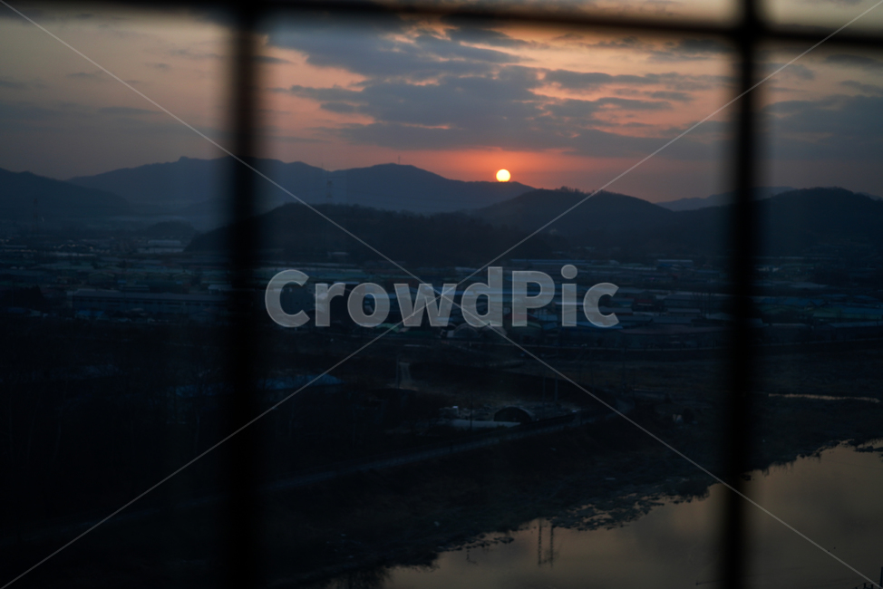 일출,태양,해,풍경,창,창가,window,자연,느낌,감성,구름,하늘,실루엣,sun,shine,색감,시골,마을,풍경,landscape,country,rural,town