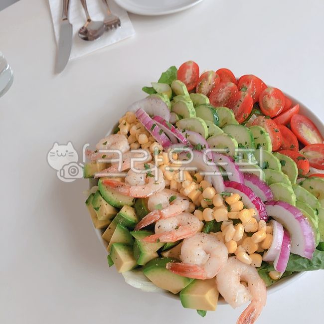 콥샐러드,샐러드,새우,오이,토마토,아보카도,다이어트,브런치,브런치맛집,플레이팅,옥수수,food,음식,숟가락,spoon