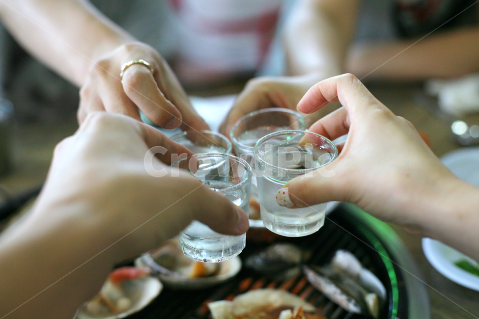 건배,술,모임,회식,소주,한잔,술자리,손,소주잔,알콜