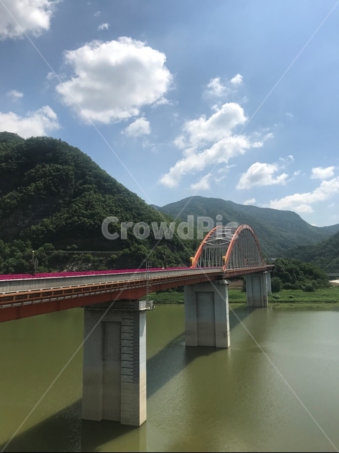 다리,강물,산,구름,하늘