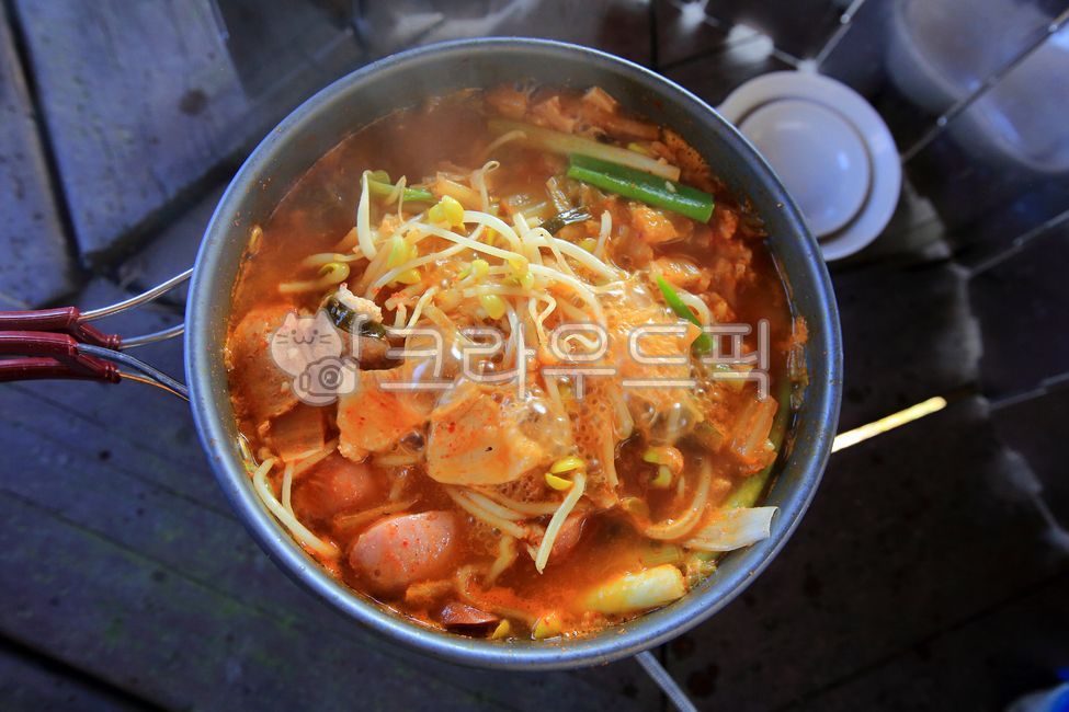 부대찌개,돼지고기,콩나물,음식,국물,찌개,식사,햄,소시지,대파,야채,코펠,거품,끓는,뜨거운,음식재료,meal,food,bowl,야외,ook,식재료,요리,국물요리,그릇