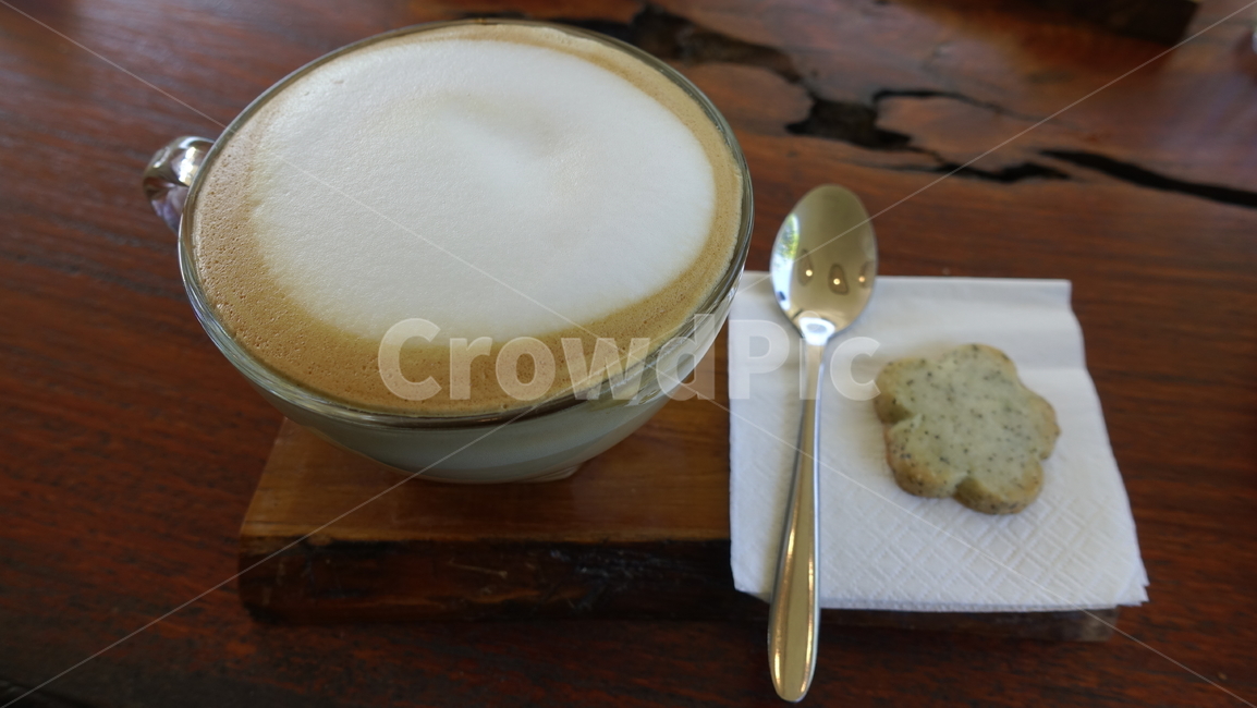 outdoor,야외,cup,컵,latte,라떼,beverage,마실것,drink,coffeecup,커피컵,spoon,숟가락,cutlery,커피,카페,coffee,cafe