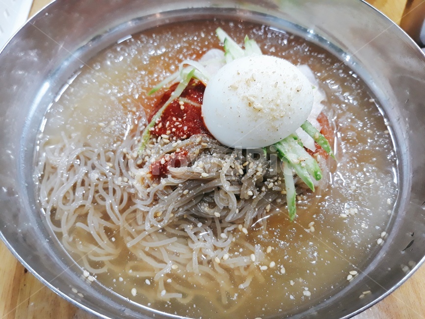 냉면,물냉면,비빔냉면,여름,국수,면,음식,요리,얼음,육수,계란,food,noodles,summer,음식,식재료,요리,food,cook,meal,dishes,food reserves,면류,면요리,noodles,한식,한국음식,한국요리,korean food,korean dishes,korean meal,korean cook