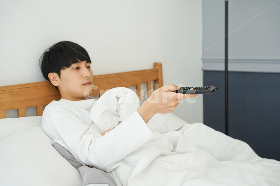 침대,침실,방,실내,집,하우스,남자,남성,이불,bed,휴식,휴일,리모컨,티비,시청,tv,집돌이,집콕,방구석,일상,따분한,지루한,심심한,사람,인물,인간,human,person,남성,남자,man,male