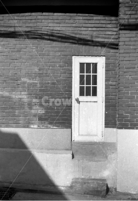 흑백사진,골목,필름,필름사진,뒷골목,창문,골목길,alley,흑백,모노톤,monochrome,black and white,brick,벽돌