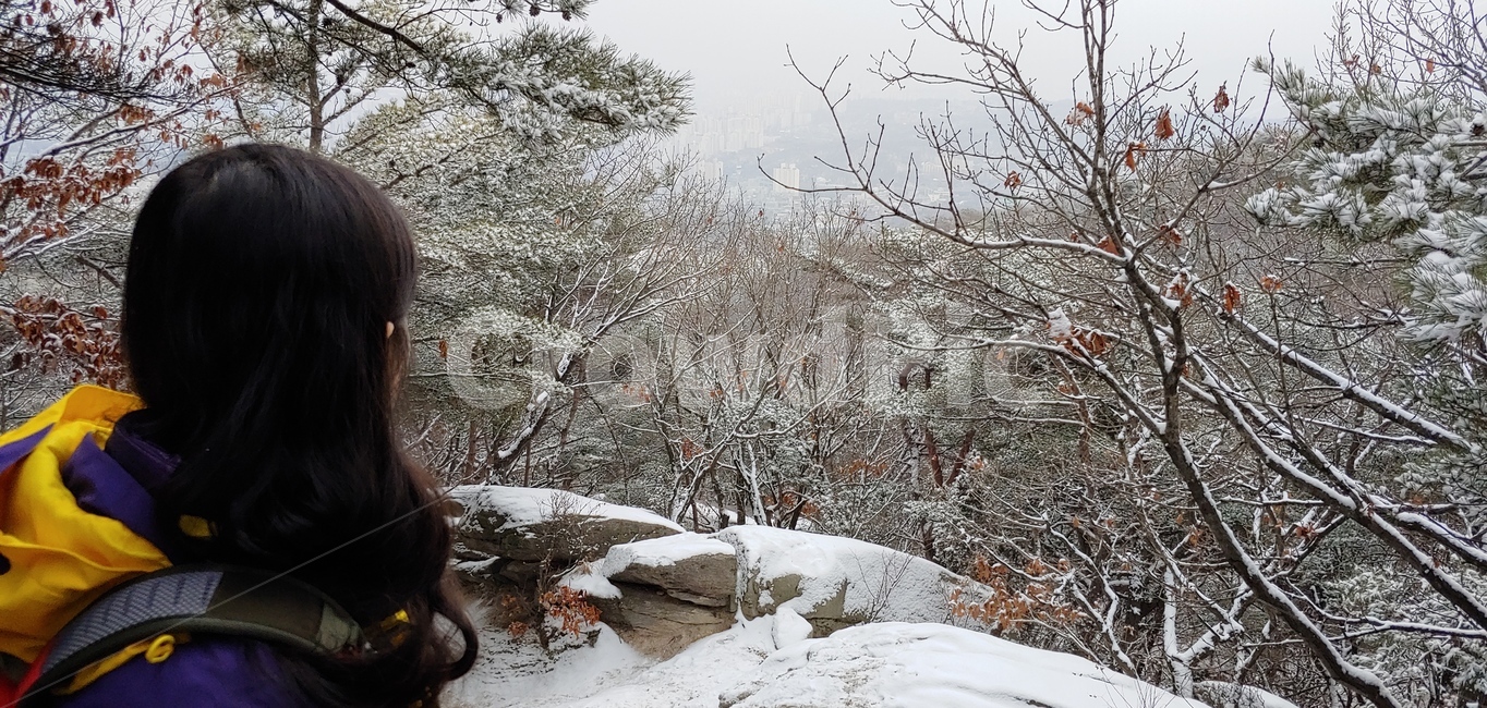 설산,등산,운동,취미,겨울,눈,안개,지리산,풍경,snow,winter,mountain,산,등산복,여행,climbing,여성,여자,woman,female,lady,여행,휴가,traveling,vacation,trip