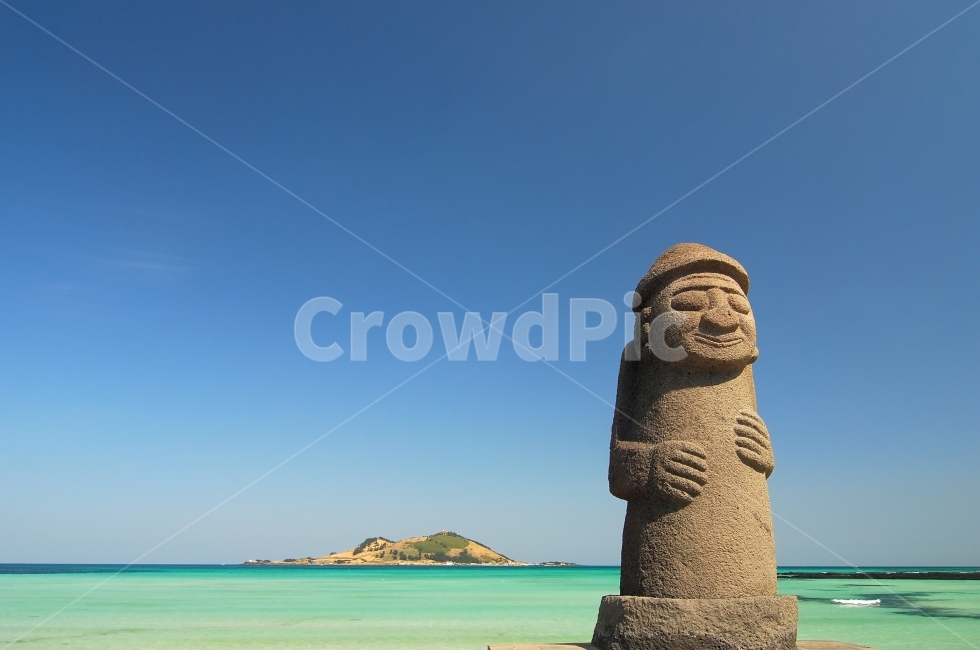 돌하르방,돌하루방,제주,제주도,배경,바탕,백그라운드,배경이미지,풍경,바다,해수욕장,해안,조각,조각품,한국,민속,상징,제주사진,제주도사진,제주풍경,제주도풍경,하루방,하르방,하늘,맑은,비양도,섬,제주배경,제주도배경,자연,풍경,nature,landscape,한국자연풍경,한국자연경관,korea nature landscape,제주도,jeju,jeju island,조각상,동상,석상,조형물,statue,bronze statue,stone statue,outdoors,옥외,land,땅,shoreline,해안선,water,물,ocean,대양,sea,coast,연안