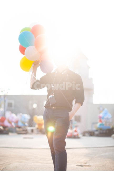 풍선,놀이공원,풍경,사람,손,밝은,색깔,생상,색감,봄,나들이,배경화면,회전목마,놀이동산,amusementpark,playground,plant,season,spring,color,놀이터,햇빛,햇볕,남자,male,man,light,person,사람,인물,인간,human,person,남성,남자,man,male