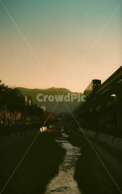 도시풍경,해질녘,오후,지하철,풍경,감성,sensible,feeling,교통,교통수단,traffic,transportation,flare,플레어,light,빛,road,도로