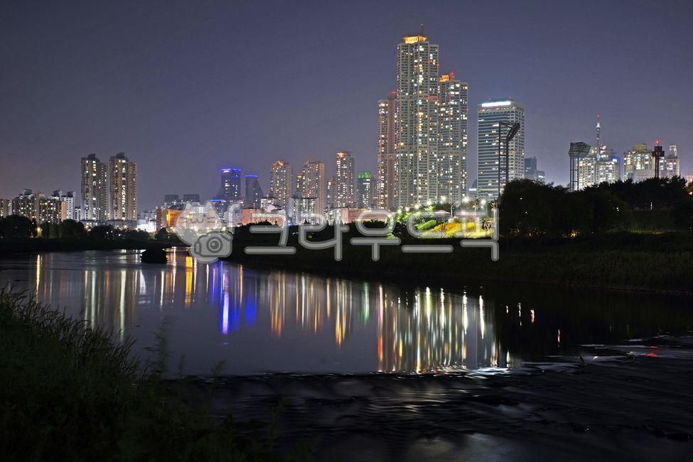 안양천,안양천야경,목동,건물,주거지,아파트,하천,조명,반영