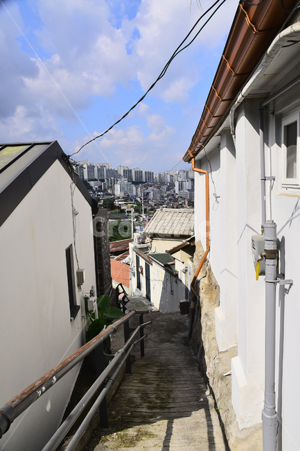 달동네,빈민촌,골목길,재개발,산동네,서민,마을,가난,부동산,집,하우스,house,shantytowns,poorhillsidevillage,좁은길,배경,바탕,백그라운드,골목길,alley,banister,난간,handrail