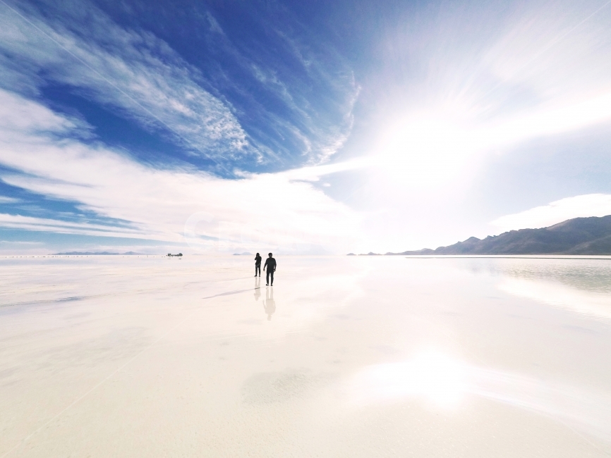 우유니,사막,볼리비아,우유니사막,여행,하늘,햇빛,태양,햇살,물,반사,남미,uyuni,desert,bolivia,travel,trip,sky,sunshine,sunny,water,reflection,southamerica,소금,소금사막,실루엣,남자,역광,욜로,눈부심,밝음,화창함,깨끗함,자유,여유,힐링,자연,풍경,nature,landscape,해외,외국,세계,foreign,oversea,world,세계자연풍경,해외자연풍경,외국자연풍경,world nature landscape,사람,인물,인간,human,person,인물실루엣,사람실루엣,character silhouette,human silhouette,여행,휴가,traveling,vacation,trip,outdoors,옥외