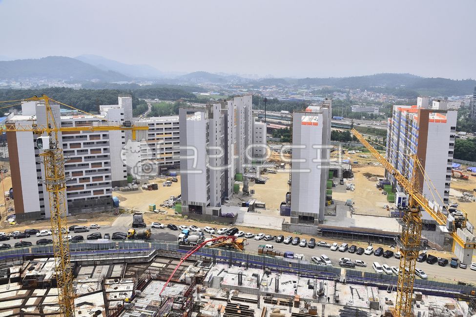 건설현장,건축현장,크레인,타워크레인,아파트건설현장,기계,작업,노동,개발,아파트건축현장,건설업,건축업,현장,작업장,배경,industrial,바탕,백그라운드,야외,construction,산업,옥외,아파트공사현장,재개발,주택단지,constructioncrane,건설크레인,outdoors,기초공사,차량,철골,땅,대지,아시바,비계,신도시,대도시,자연,녹지,신축공사,도시,building,건물,city,시티,어반,town,urban