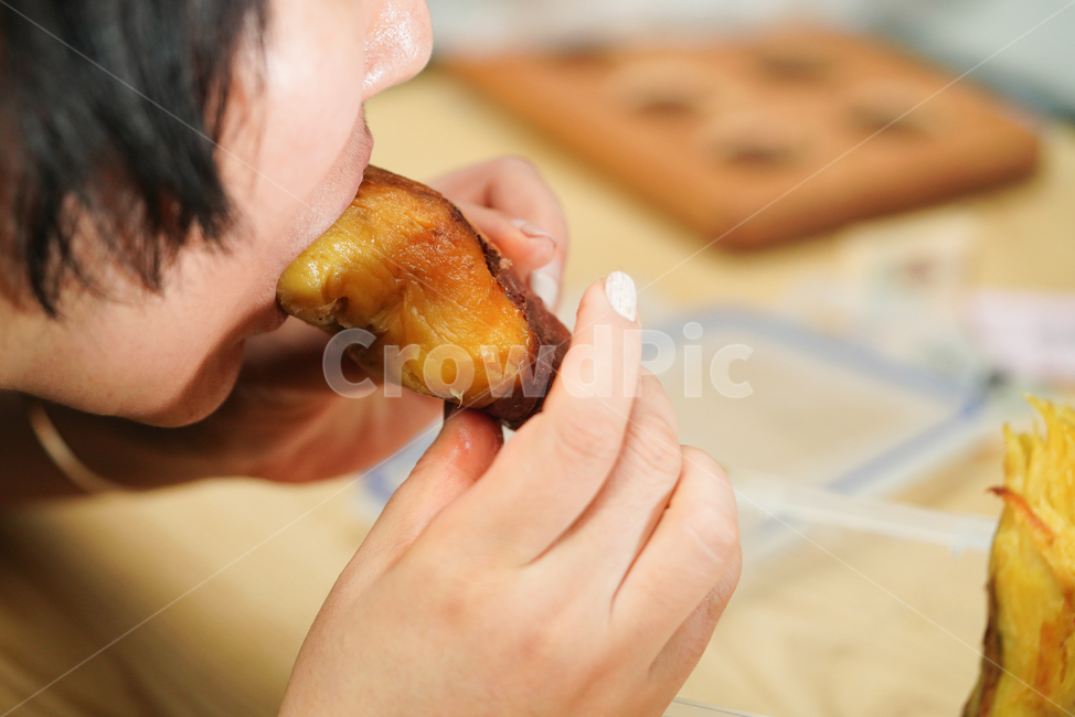 고구마,식물,먹거리,작물,간식,겨울,food,주전부리,인간,음식,human,eating