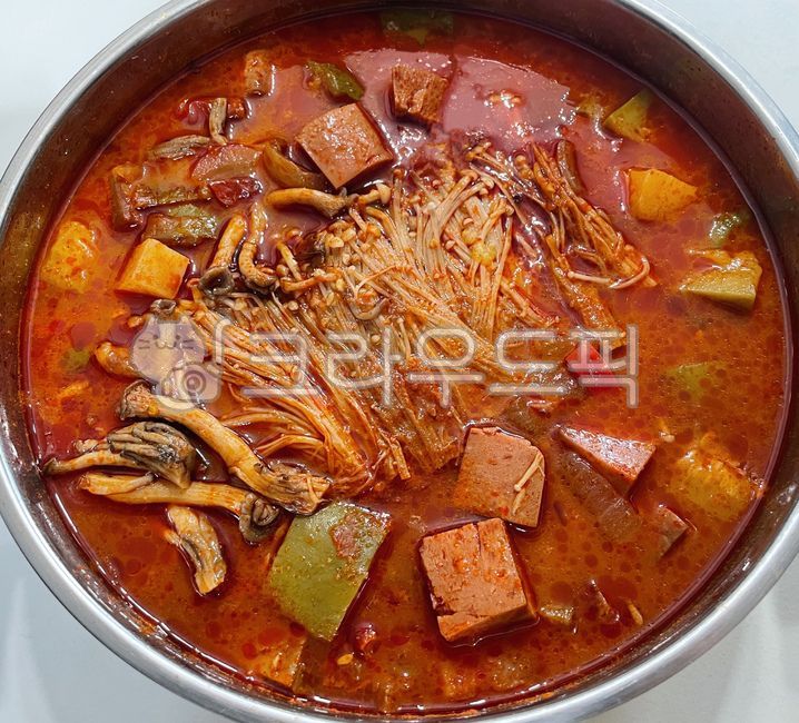 스팸고추장찌게,스팸고추장찌개,고추장찌게,고추장찌개,찌게,찌개,양념,팽이버섯,느타리버섯,버섯,호박,얼큰한,칼칼한,국물,감자,애호박,햄,야채,채소,요리,음식,식사,식재료,먹방,밥도둑,매운음식,스팸,양파,매운요리,dish,food,meal,cook