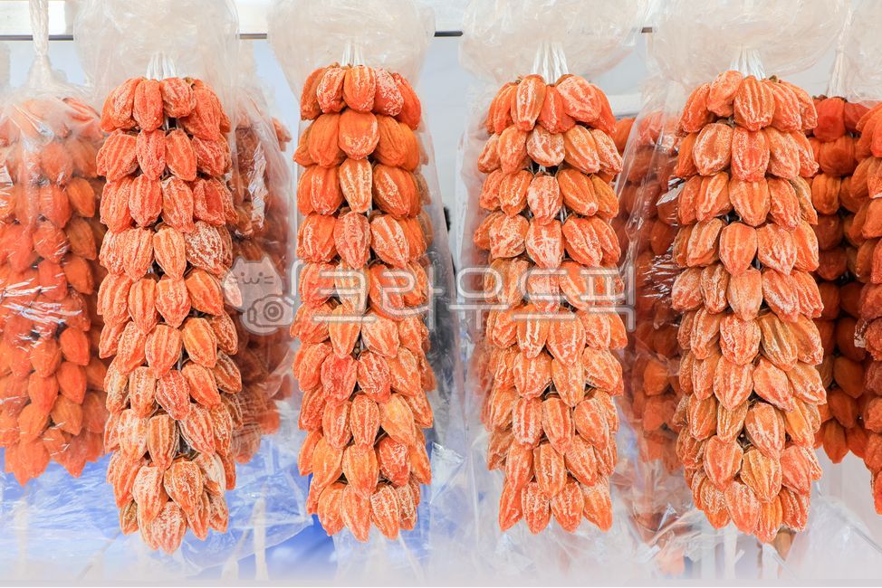 dried persimmon,persimmon,dried,fruit,red,hanging,food,winter,market,market,display,display,semi-dried,dried persimmon,red,orange
