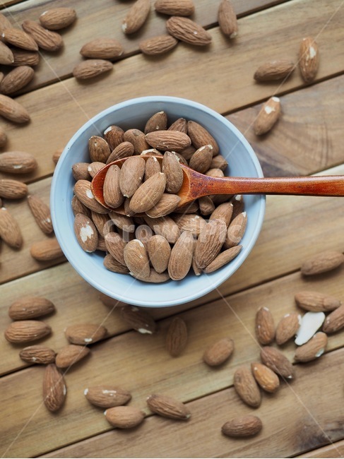 snack,almond,bowl,nut,brown,nutritious snack,food,nuts,closeup,background,Spoon