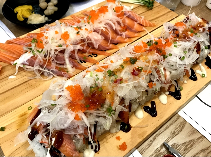 초밥,연어초밥,롤초밥,날치알,양파,식품,음식,음식,식재료,요리,food,cook,meal,dishes,food reserves