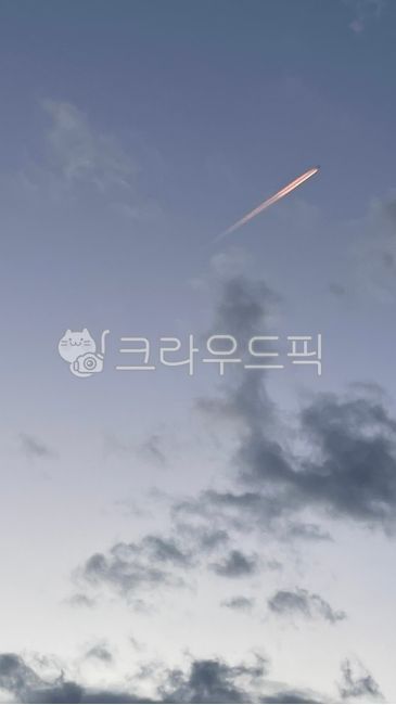 sky,cloud,airplane,trajectory,Sunny