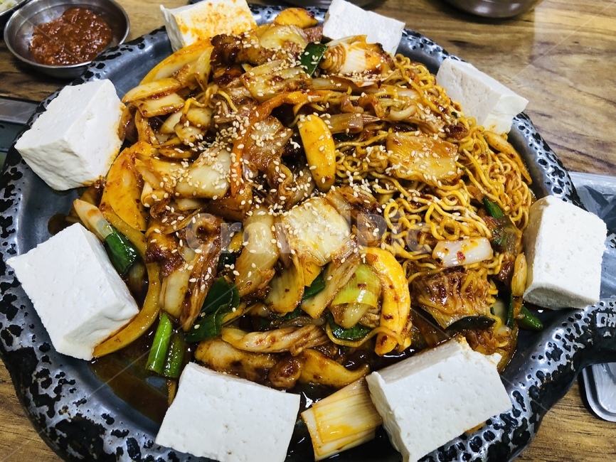 돼지고기두루치기,두부,김치,라면사리,두부김치,오겹살,고기,양파,버섯,두루치기,술안주,삼겹살,라면,저녁안주,음식,식재료,요리,food,cook,meal,dishes,food reserves,한식,한국음식,한국요리,korean food,korean dishes,korean meal,korean cook