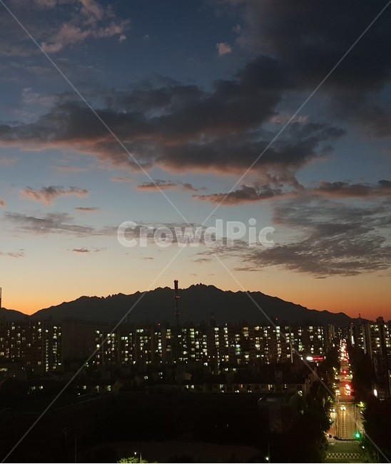 노을,건물,하늘,구름,차도,도로,찻길,차,아파트,산,sky