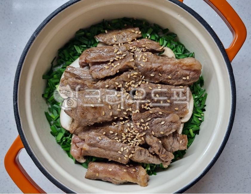 스테이크솥밥,스테이크,부추,솥밥,소고기,갈비살,갈비,밥,한식,덮밥,요리,식사,음식,rice,cooking,meal,food