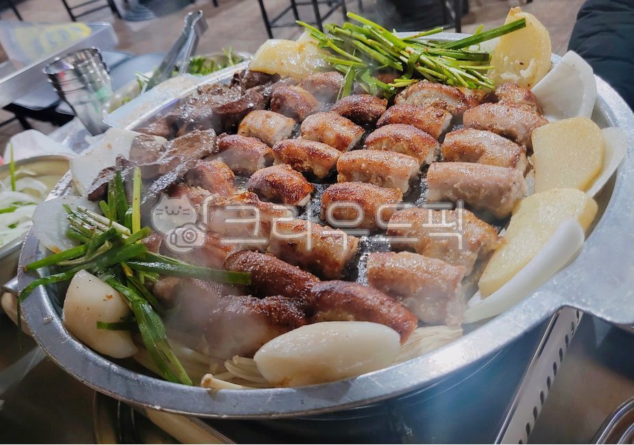 곱창,곱창구이,돌판,부추,감자,감자구이,양파구이,야채,채소,양파,소곱창구이,소곱창,염통구이,염통,음식,식사,구이,불판,food,meal