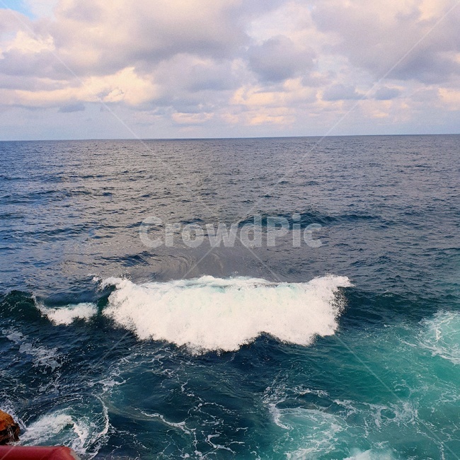 바다,동해,파도,맑은바다,푸른물결,하늘,sky,sea,wave,시원한,파란색