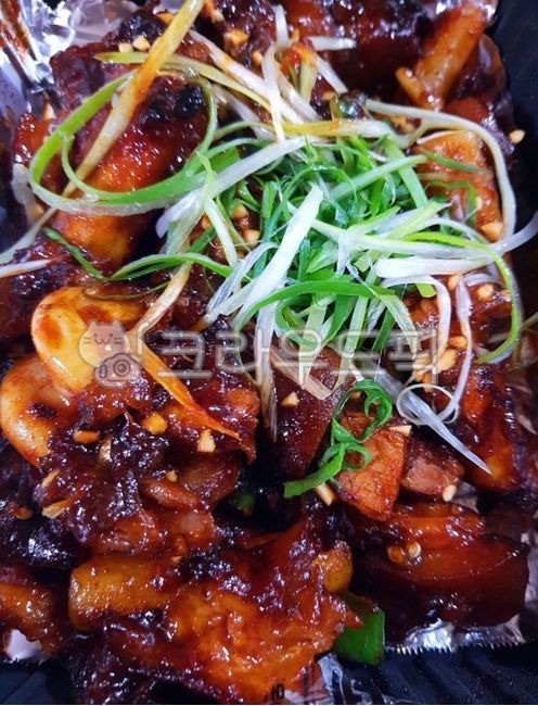 매운족발,양념족발,매운양념,매운음식,매운요리,야식,배달,배달음식,포장,포장음식,시장음식,먹거리,식재료,음식,요리,식사,안주,술안주,먹방,파,한식,한국음식,한국요리,meal,food,cook,dish,koreanfood,pork,meat,돼지고기,고기,육류,참깨,양념,매콤,매콤한